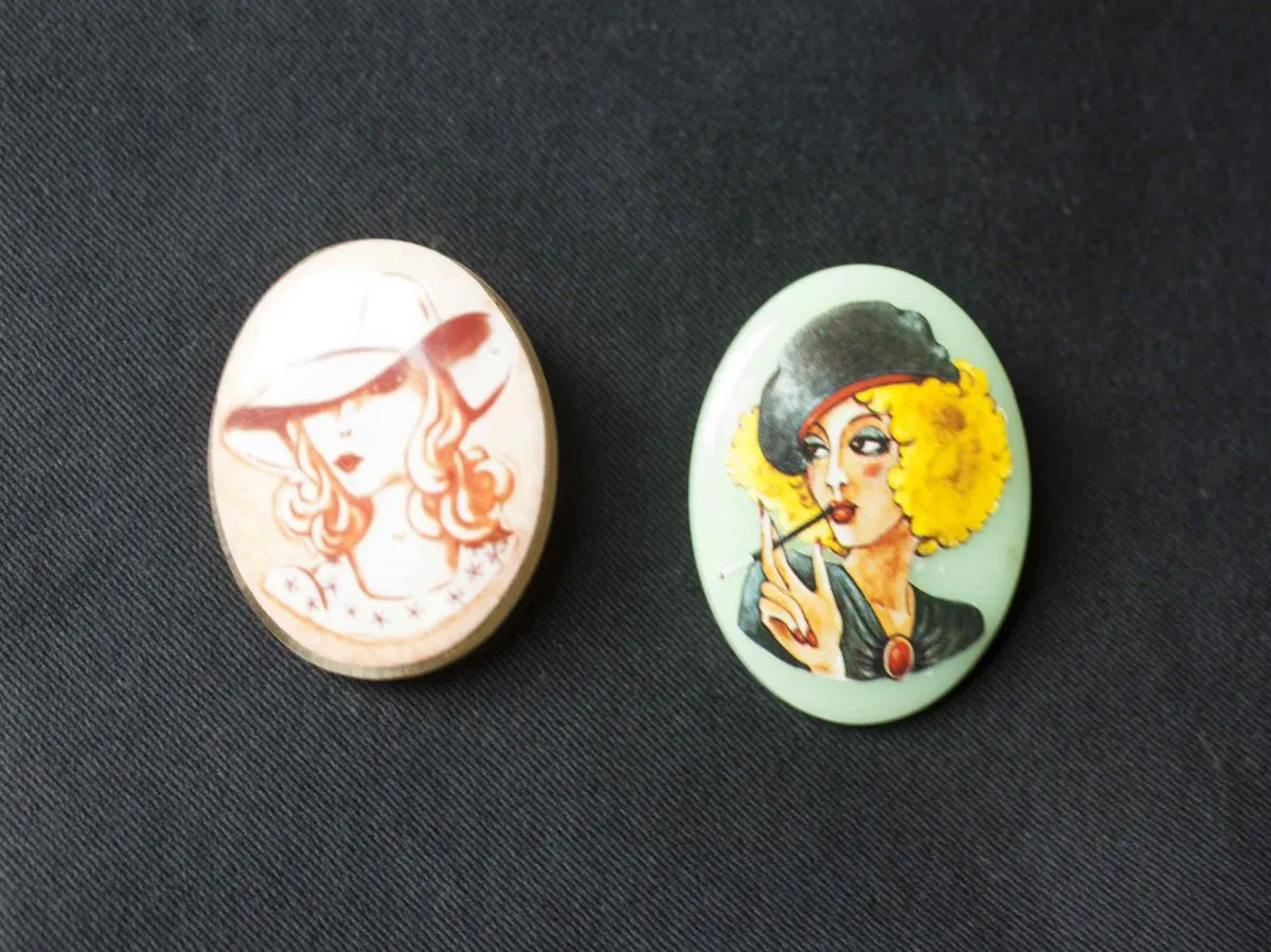 broches, badge vintage buste femme
