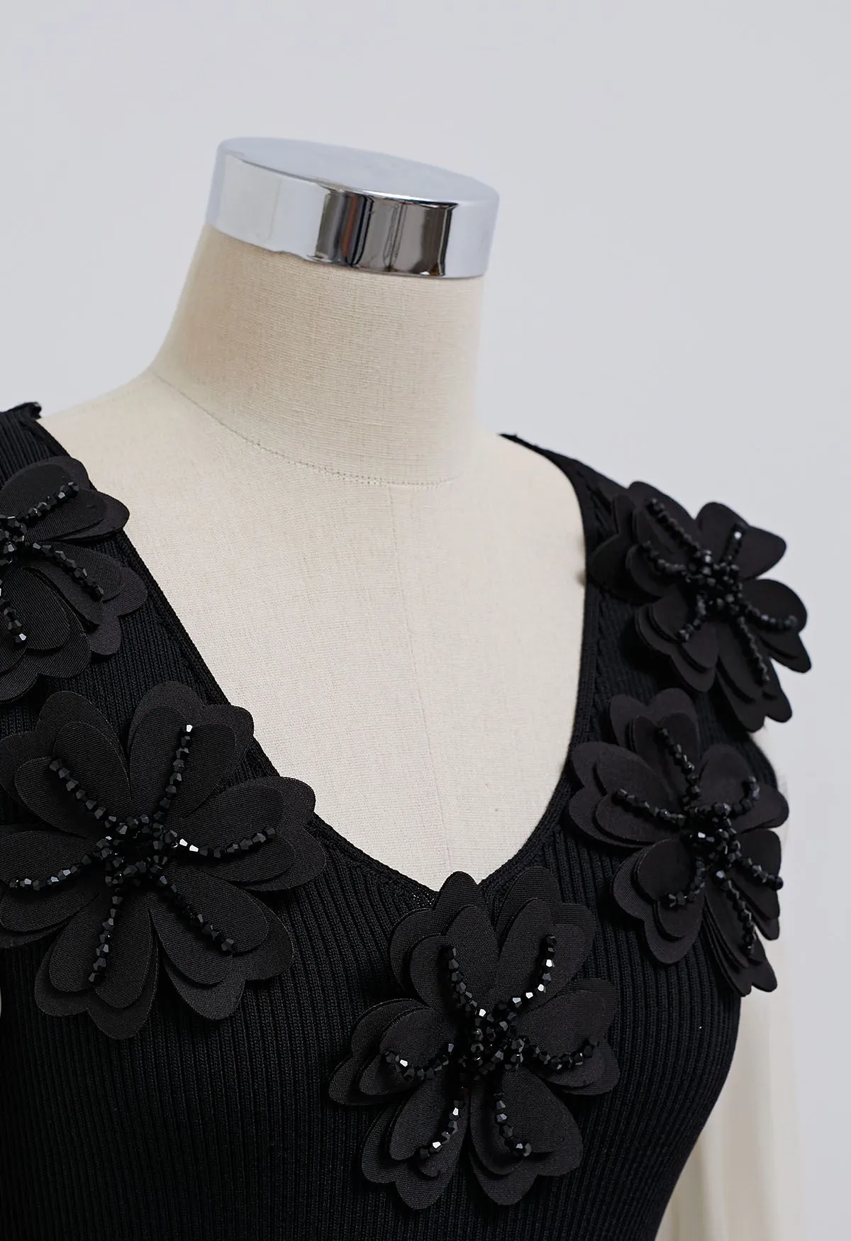 Haut en tricot épissé à manches bulles et col en V avec fleurs perlées en noir