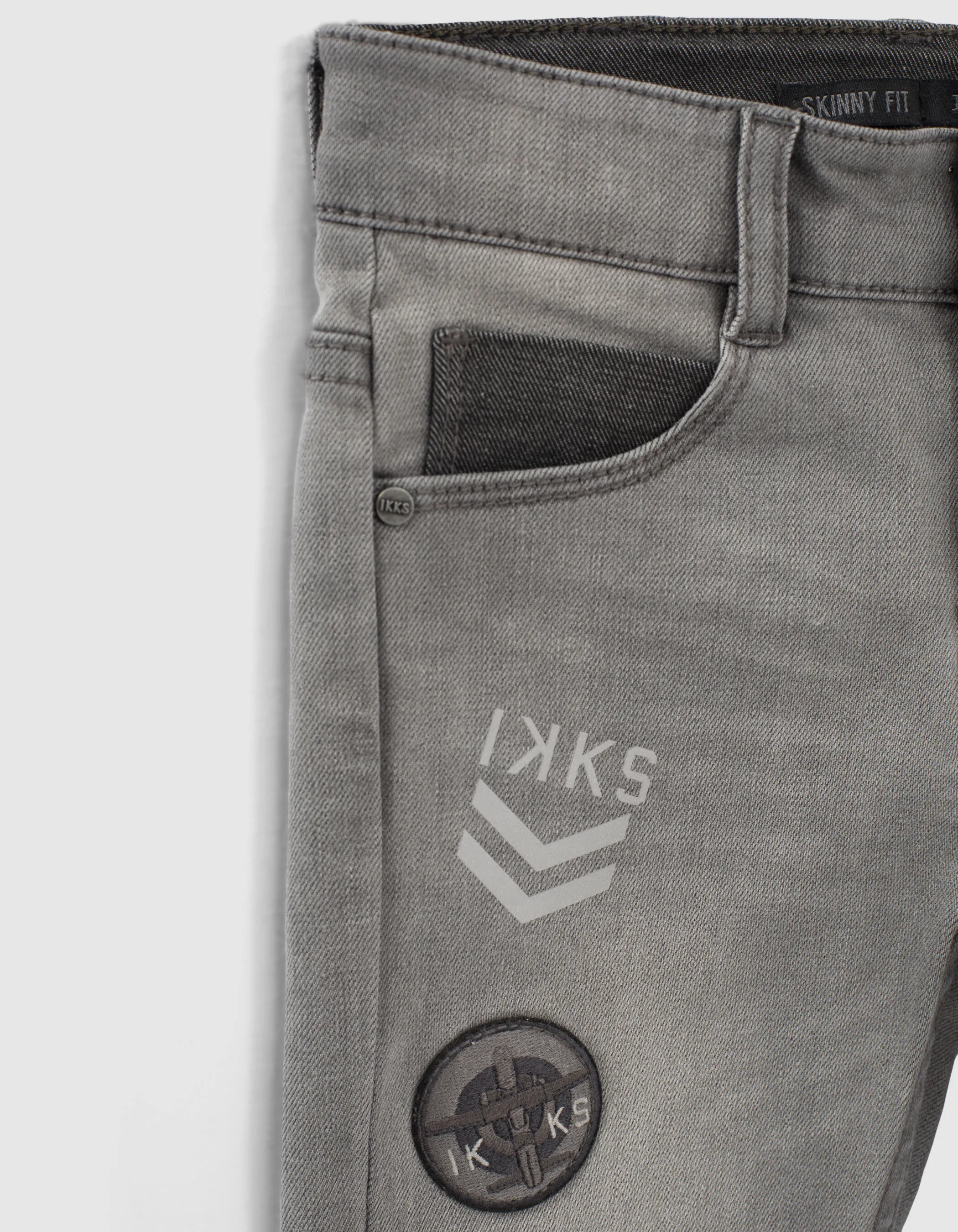 Jean skinny light grey avec print et badge garçon 