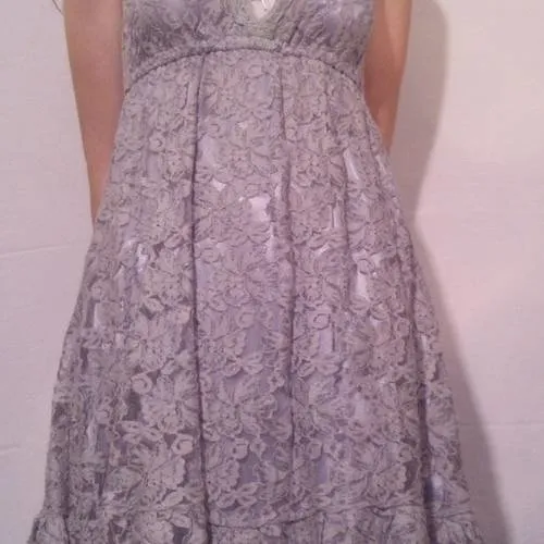 Robe courte en dentelle couleur grise