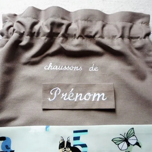 Sac à chaussons doudou personnalisé, pochon fille garçon, prénom brodé, coton animaux et chiffres vert, sac ecole