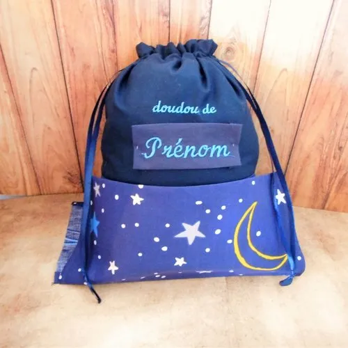 Sac à doudou bébé enfant, prénom brodé, rentrée scolaire, sac crèche maternelle, coton bleu marine lune jaune et etoiles