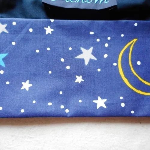 Sac à doudou bébé enfant, prénom brodé, rentrée scolaire, sac crèche maternelle, coton bleu marine lune jaune et etoiles