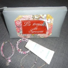 Trousse en simili cuir ou toile impermeable au choix et tissu à motif ( liberty, étoile...) prénom idéale maquillage écolier ...